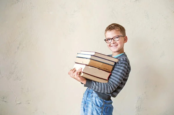 Школьник с книгами — стоковое фото
