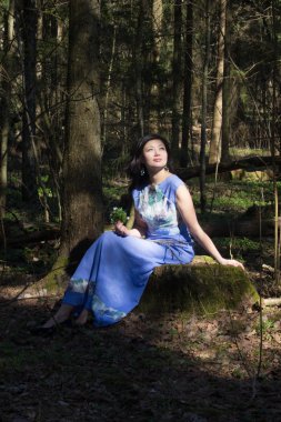  kadın, oturma düşmüş bir ağaç, kardelen, uzun elbise, orman