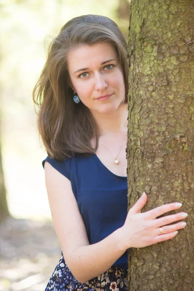 Mujer, bosque, modelo, cara, caminar en el bosque — Foto de Stock