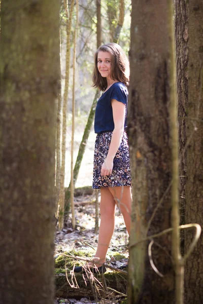 Mujer, bosque, modelo, caminar en el bosque — Foto de Stock