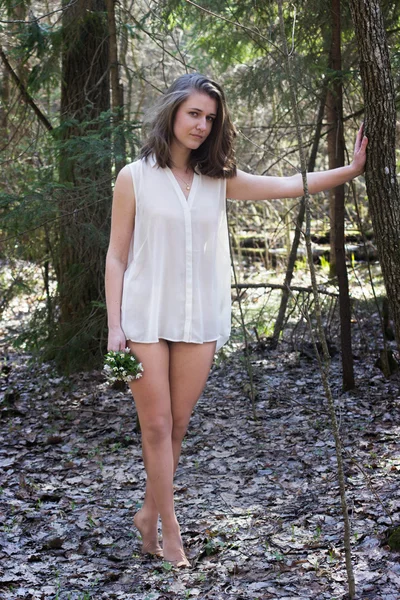 Frau, Wald, Schneeglöckchen, weißes Hemd, weiße Bluse — Stockfoto