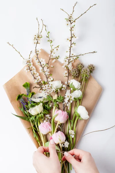 Ambalaj kağıdına bahar çiçekleri demeti