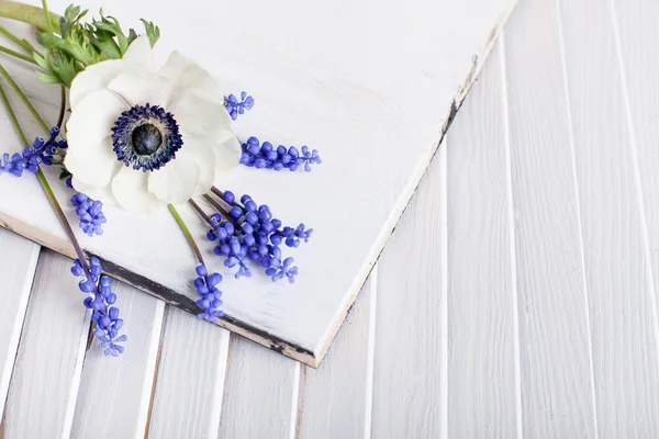 Beyaz ahşap paskalya çiçekleri