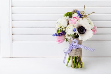 Paskalya buket üzerinde beyaz çekim