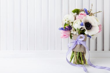 Şık beyaz kepenk üzerinde Beautifull bahar buketi