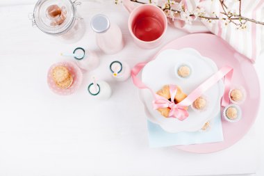 Tatlı ve süt dolu masa