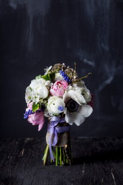 Koyu eski ahşap ve tahta üzerinde Tatlı buket