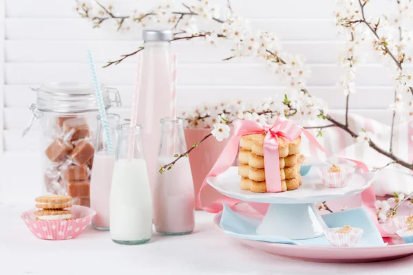 ピンクとブルーのミルクシェイクとお菓子 — ストック写真
