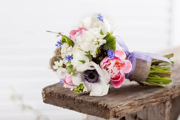 Bankta Paskalya pembesi ve beyaz buketi