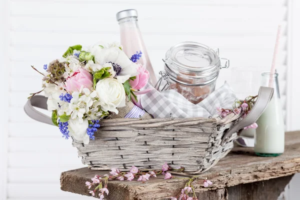 Sweet, rustic picnic basket with milk and flowers — Zdjęcie stockowe