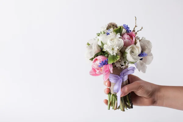 Giving a beautifull pastel bouquet — Stockfoto