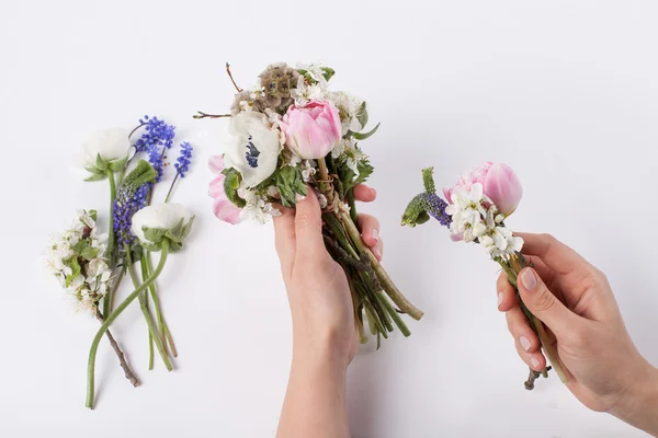 Florista está preparando um buquê — Fotografia de Stock