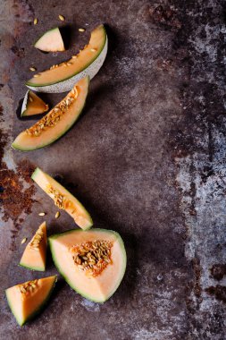 Taze kavun dilimleri