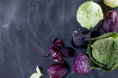 Tebeşir siyah tahta üzerinde farklı lahana