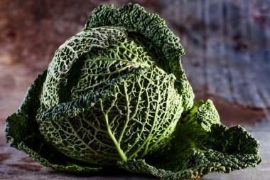 Paslı metal zemin üzerine yeşil lahana