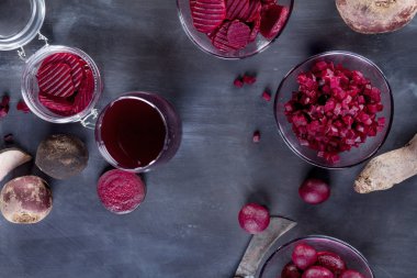  Siyah tebeşir tahtası üzerinde organik beetroots