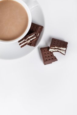 Beyaz tabak ve bir fincan kahve üzerine kurabiye