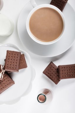 Kahve fincanı ve birkaç şişe süt ve çikolatalı milkshake, 