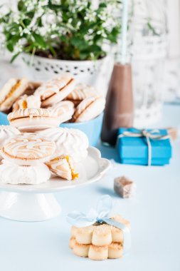 Tatlılar, şekerlemeler, kurabiyeler ve hediyelerle kutlama