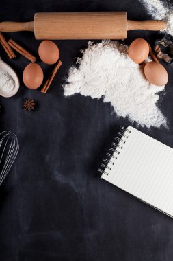 Tahtada kurabiye pişirmek için malzemeler, üstte görmek