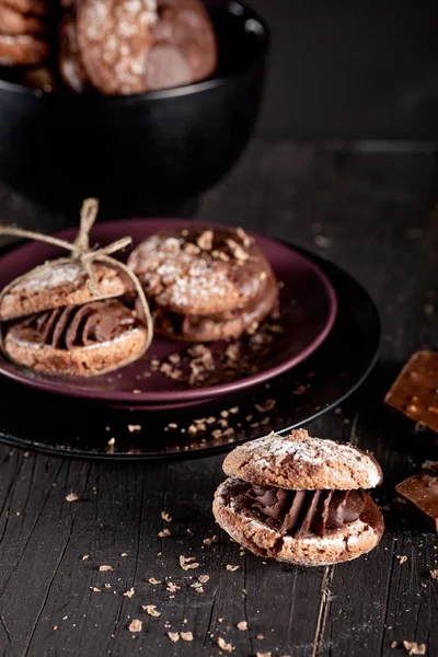 Biscuits aux amandes de Noël avec des morceaux de chocolat sur le noir pl — Photo