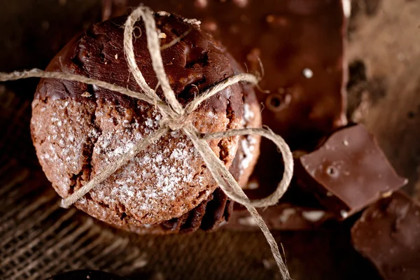 Biscuits au chocolat avec des morceaux de chocolat sur vieux backgro en bois — Photo