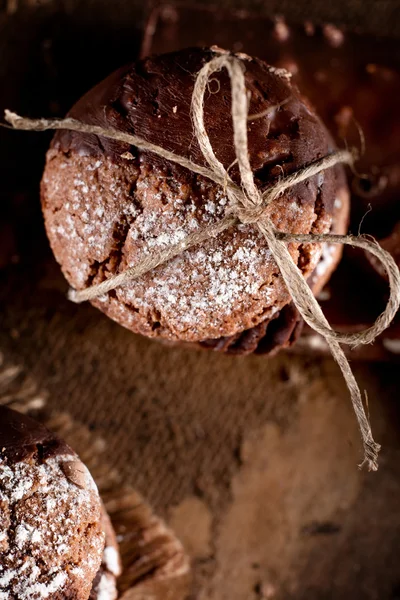 Biscuits aux amandes de Noël avec des morceaux de chocolat sur vieux bois — Photo
