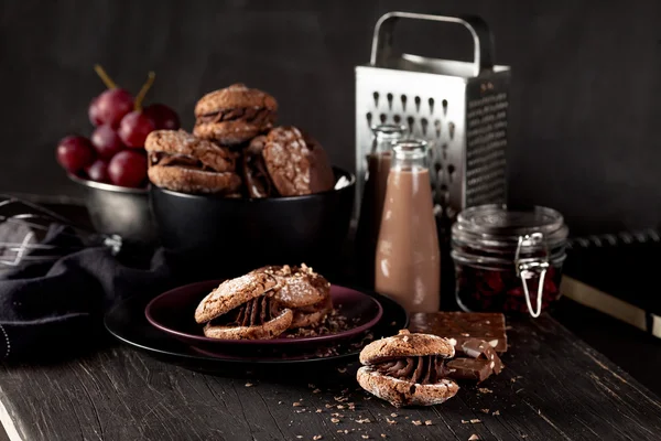 Biscuits aux amandes et milk-shake au chocolat sur fond bois foncé — Photo