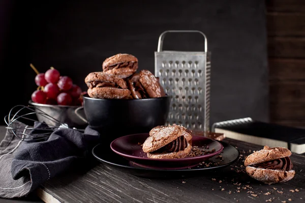 Biscuits au chocolat sur fond bois foncé et tableau noir — Photo