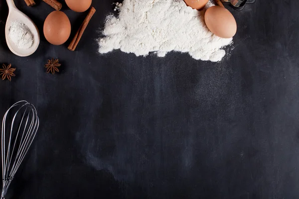 Üstten tahta üzerinde kurabiye pişirme için Malzemeler