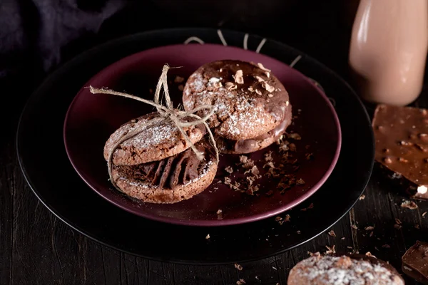 Biscuits bio avec des morceaux de chocolat sur une assiette en vieux bois — Photo