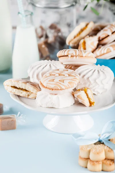 Composición en blanco y azul con caramelos, galletas y flores — Foto de Stock
