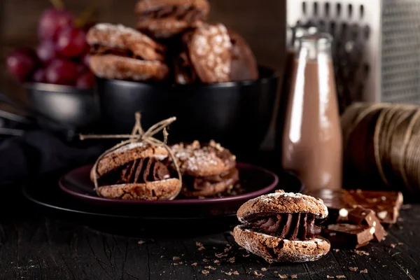 Biscuits Maroni et milk-shakes au chocolat sur fond de bois foncé — Photo