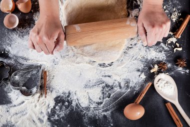 Aşçı eller, üstten tahta üzerinde bir kurabiye yapma