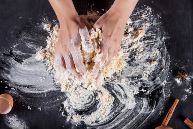 Yumurta, un, tarçın, üst ile tahta üzerinde kurabiye yapma 