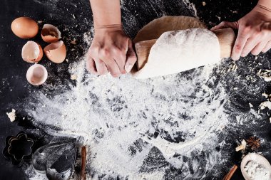 Yumurta, un, tarçın, üst ile tahta üzerinde kurabiye yapma