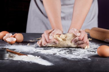 Fırıncı ahşap oklava ile kurabiye yapıyor, yumurta, un, ci