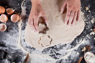 Fırıncı eller, üstten tahta üzerinde bir kurabiye yapma