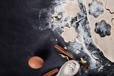 Un ile tahta üzerinde ev yapımı kurabiye