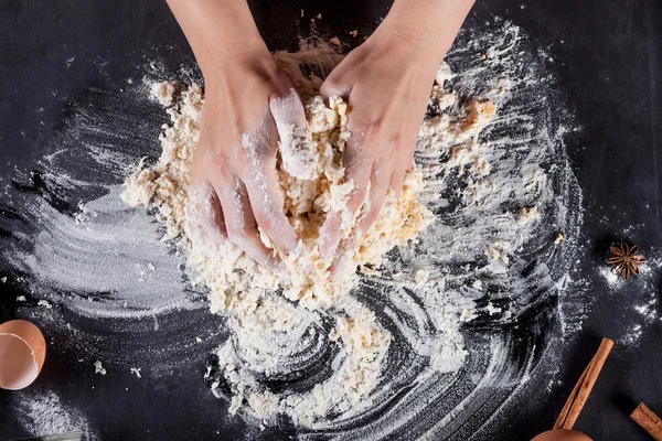 Yumurta, un, tarçın, üst ile tahta üzerinde kurabiye yapma 