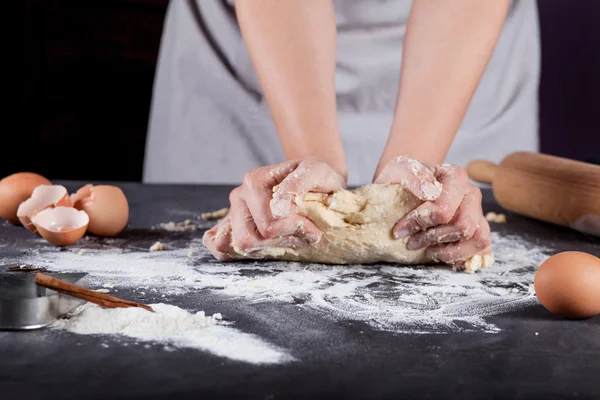 Fırıncı ahşap oklava ile kurabiye yapıyor, yumurta, un, ci