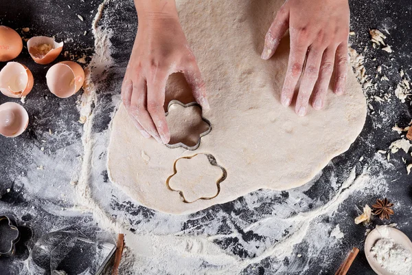 Fırıncı eller, üstten tahta üzerinde bir kurabiye yapma