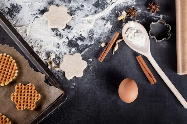 Üstten ahşap oklava ile waffle yapma