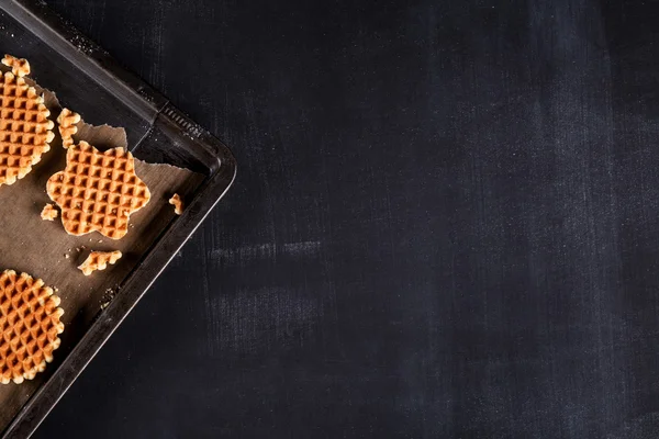 Tabak ve tahta üzerinde ev waffle yaptı