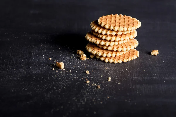 Kara tahta üzerinde bir yığın içinde ev yapımı waffle