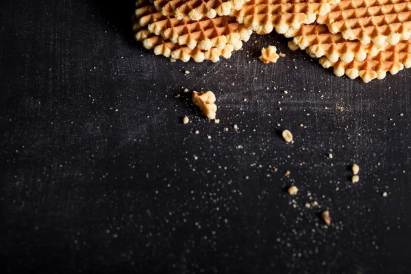 Üstten tahta üzerinde bir yığın içinde ev waffle yaptı