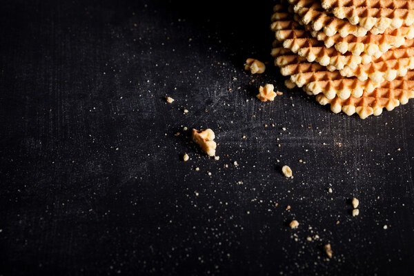 Домашние вафли в стопке на доске, вид сверху
