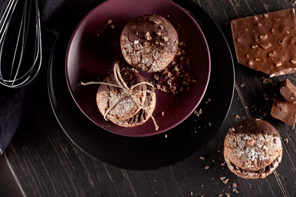 Biscuits aux amandes de Noël et milk-shake au chocolat sur bois foncé — Photo