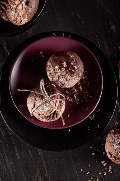 Biscuits Maroni avec des morceaux de chocolat sur l'assiette et vieux woo — Photo