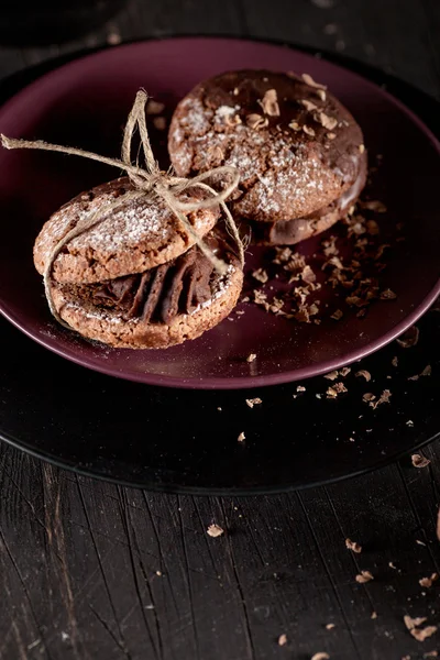 Biscuits Maroni avec des morceaux de chocolat sur l'assiette et vieux woo — Photo
